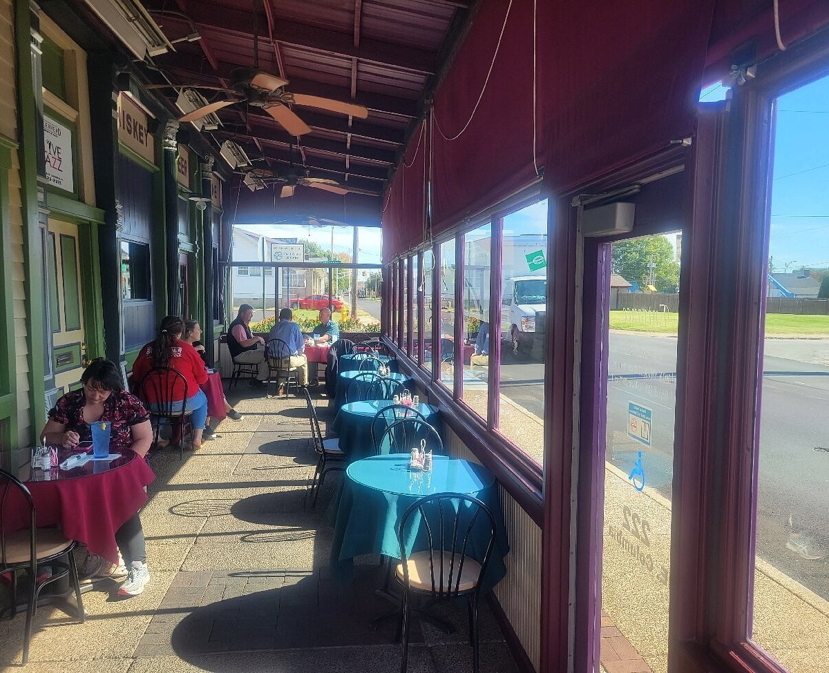 Deerhead Sidewalk Cafe & Bar
