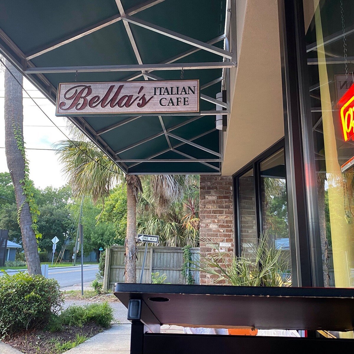 Bella's Italian Cafe bar in Savannah, United States