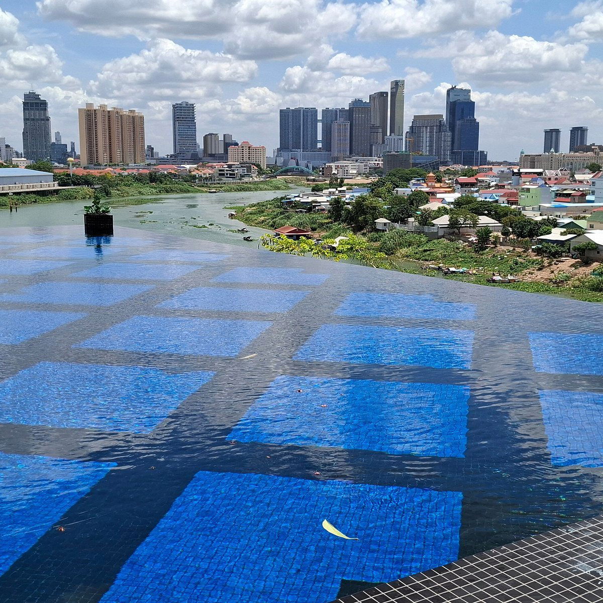 BLOOM Pool, Bar, & Eatery, Bar in Phnom Penh