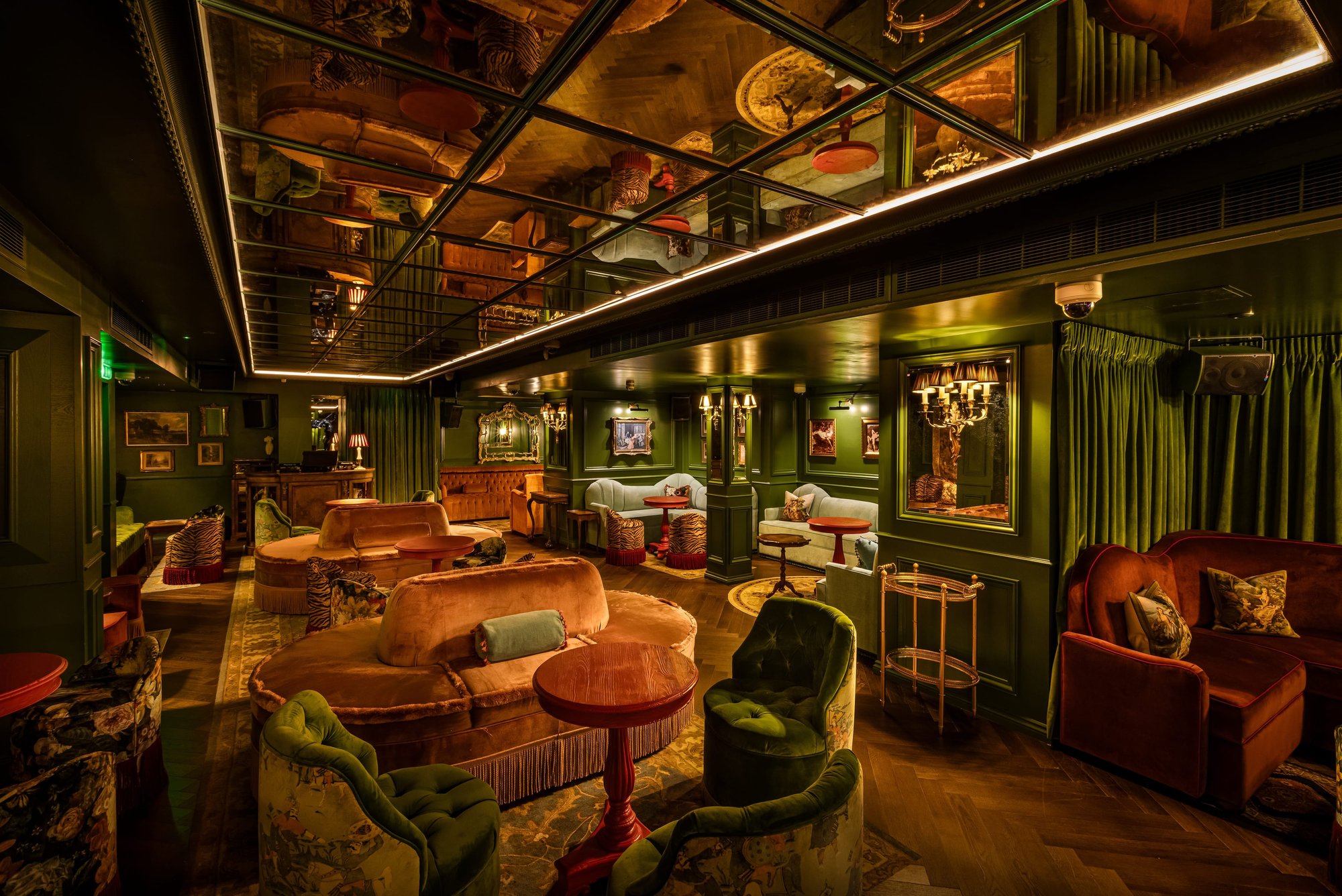 Dear Darling, Bar in London