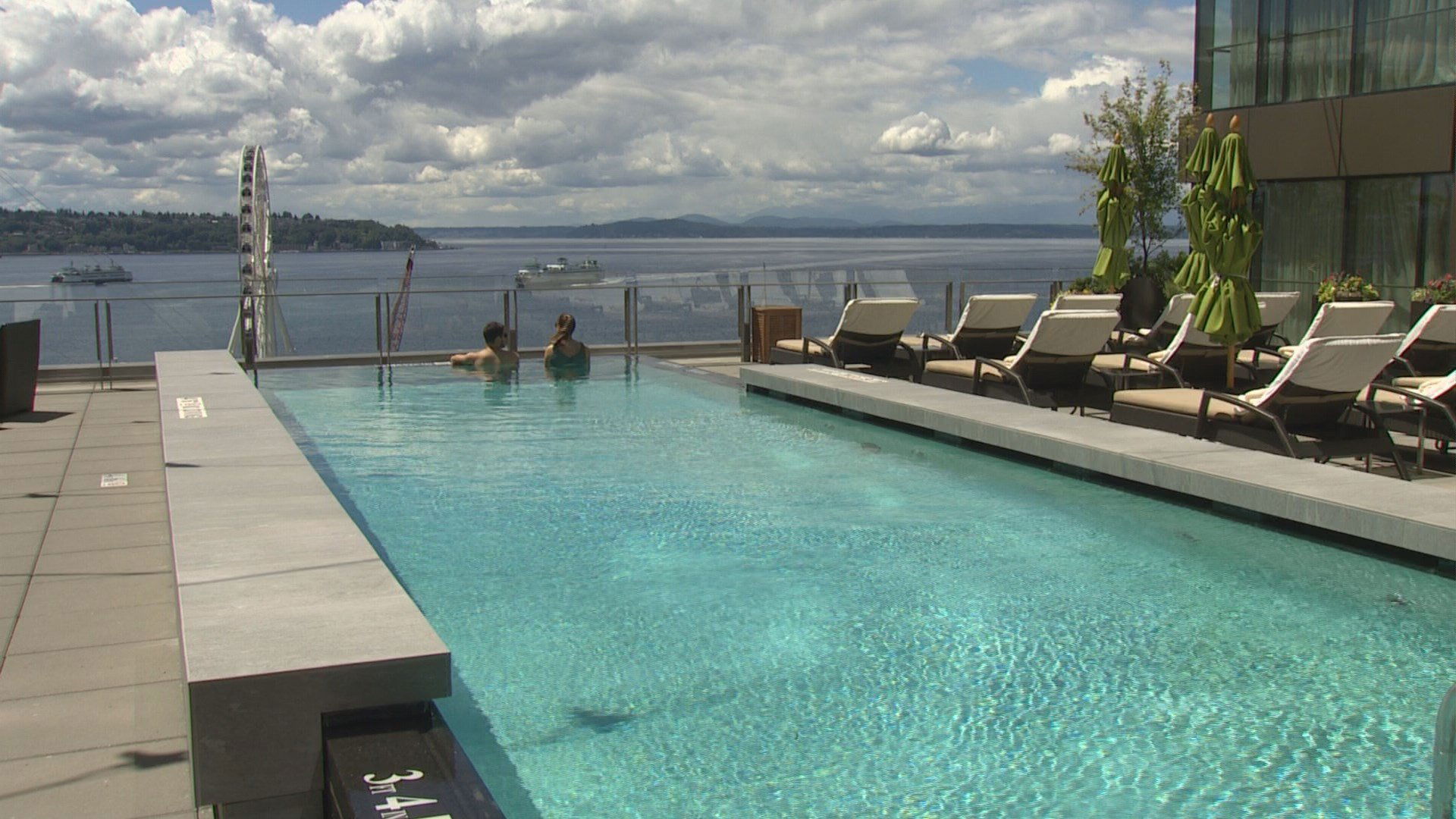 INFINITY pool + bar, Bar in Seattle