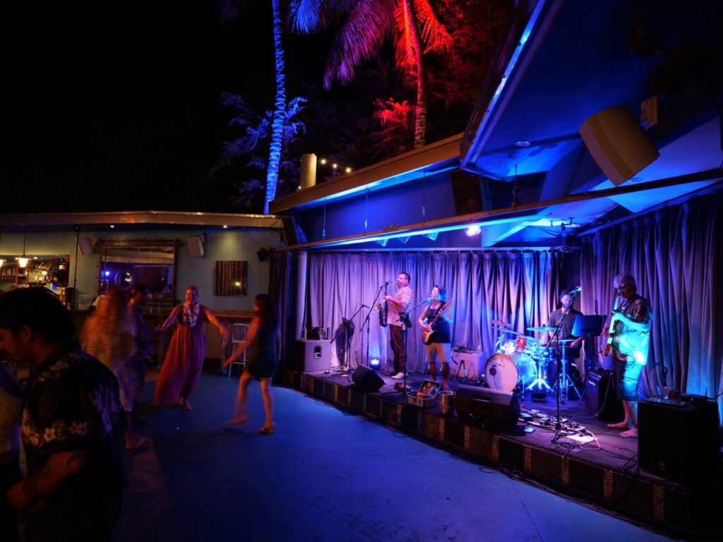 Blue Dragon Tavern & Cosmic Musiquarium, Bar in Waimea