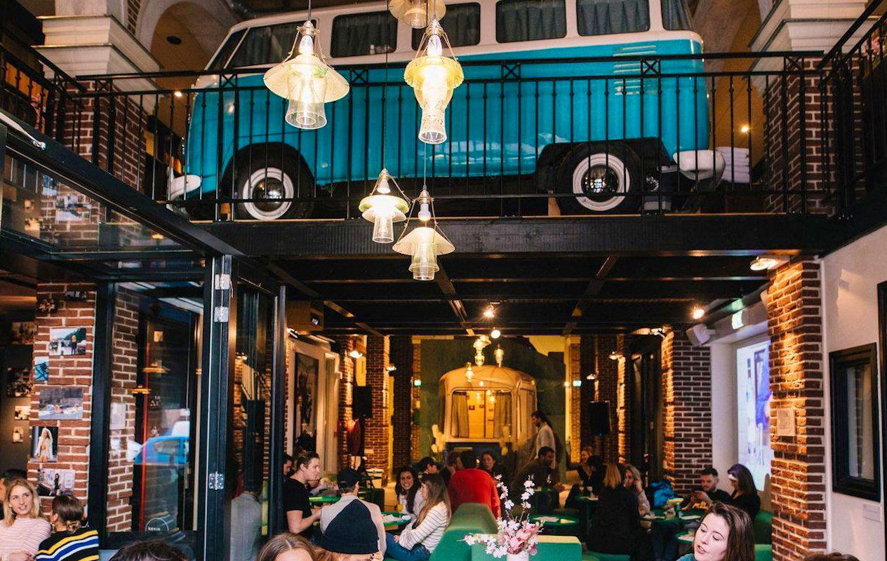 Kevin Bacon, Bar in Amsterdam