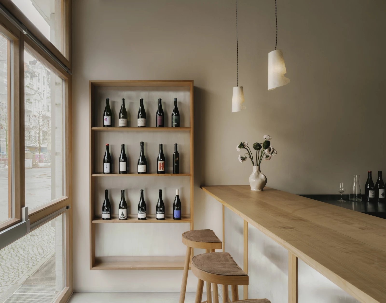 Ernst Cave, Bar in Berlin