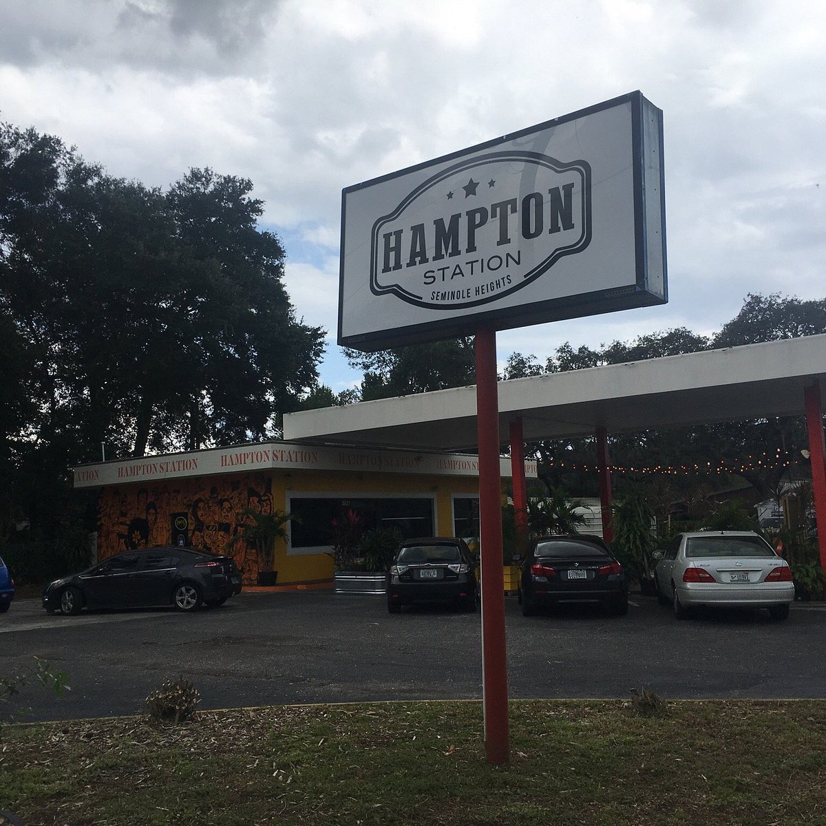 Hampton Station Pizza & Records bar in Tampa, United States