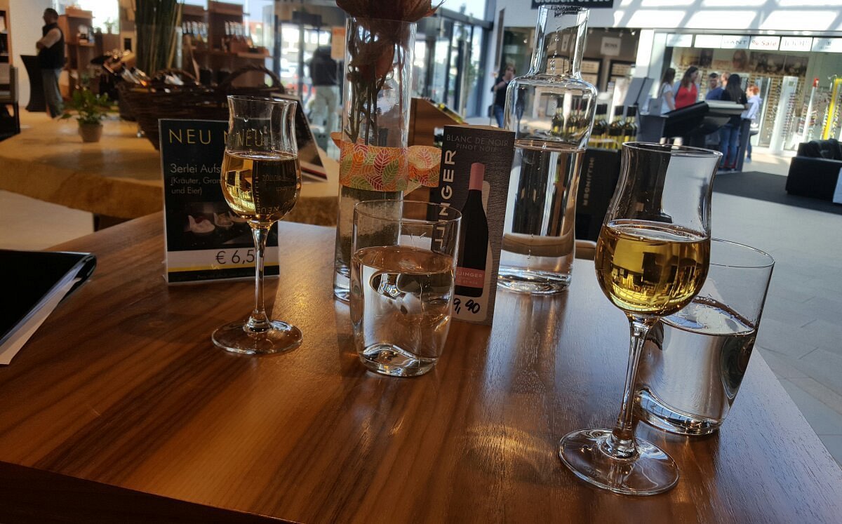 Leo Hillinger Wineshop & Bar Parndorf, Parndorf, Austria