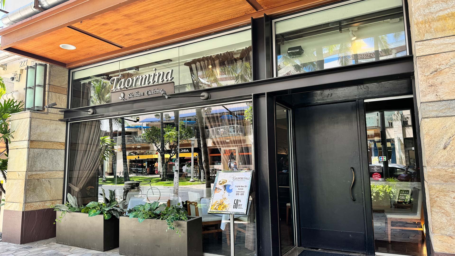 Taormina Sicilian Cuisine, Bar in Urban Honolulu