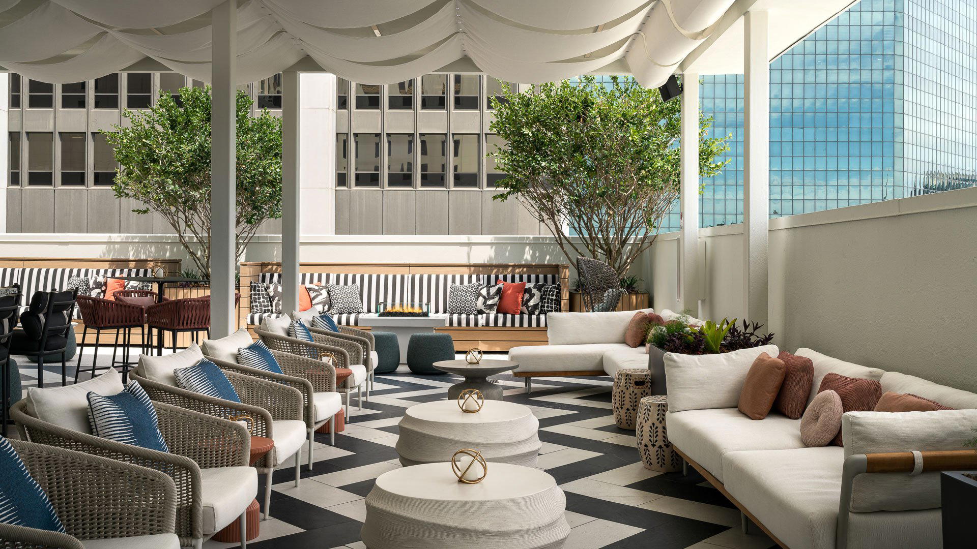 Altira Pool + Lounge bar in Orlando