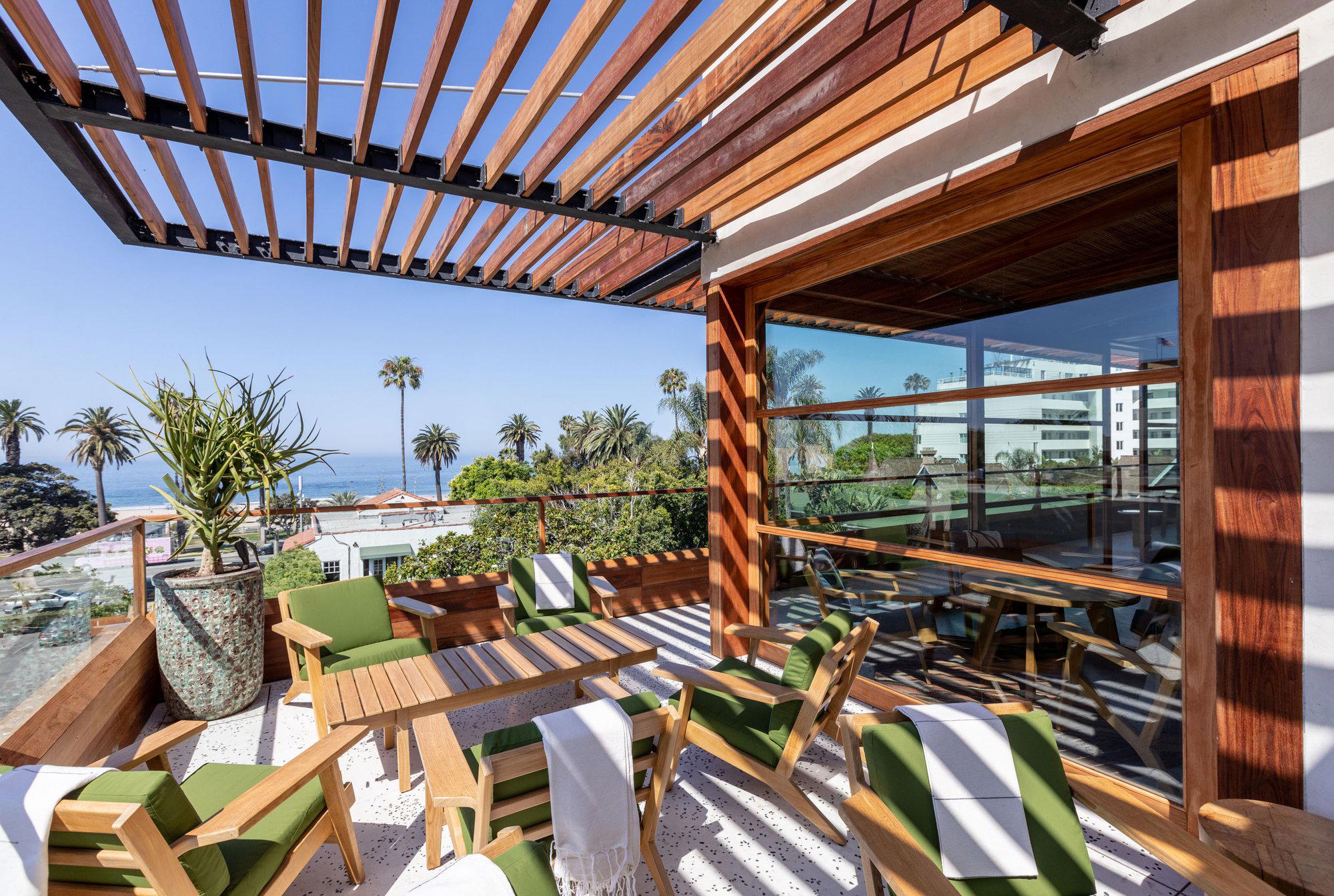 Élephante bar in Santa Monica, United States