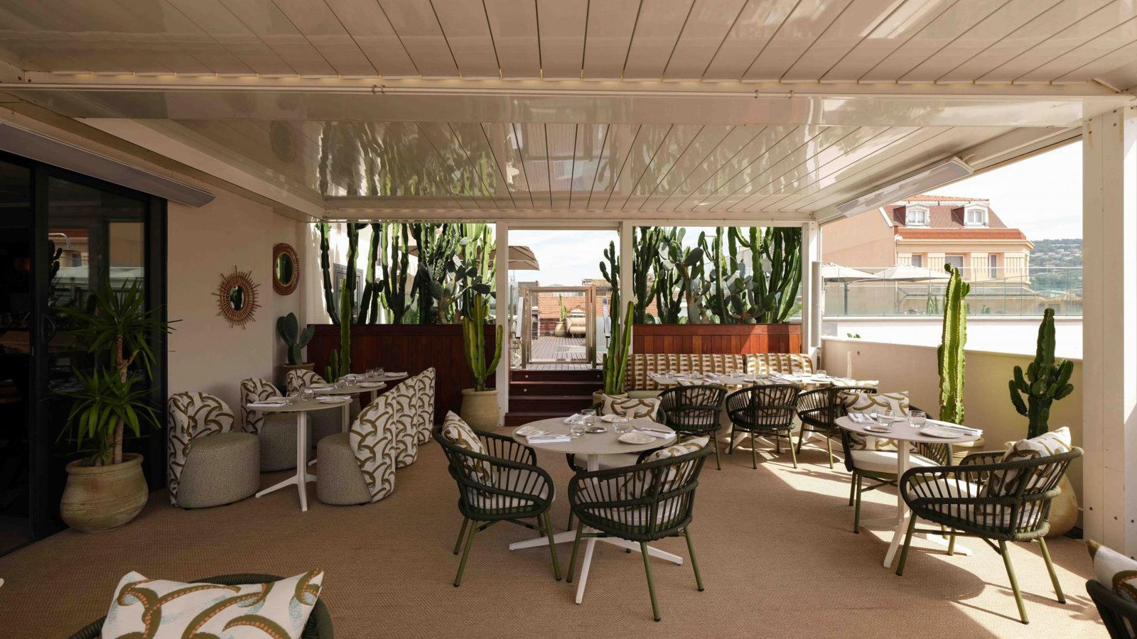 The Lounge Bar by Le Roof, Bar in Cannes