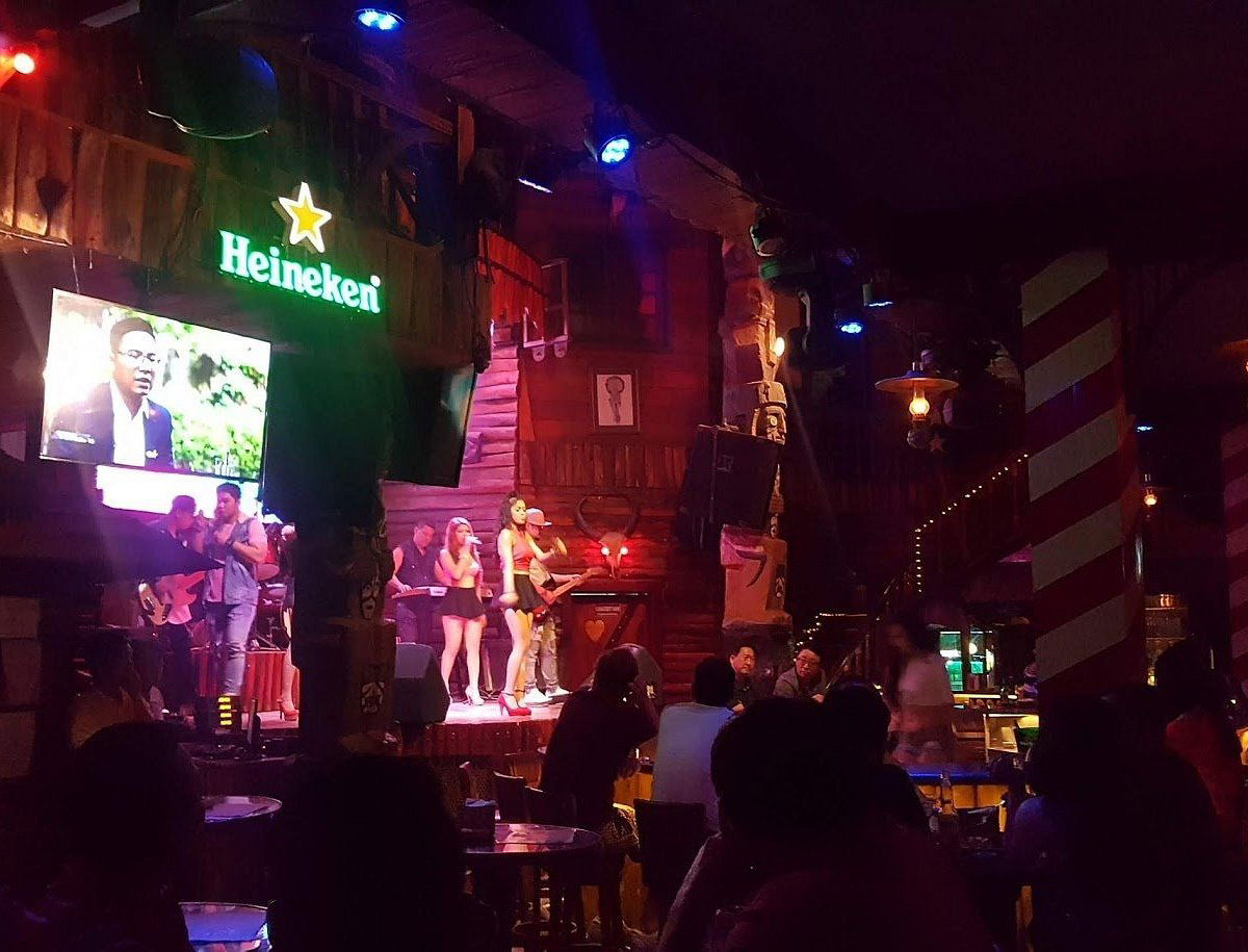 Seventeen Saloon Bar, Bar in Hai Chau