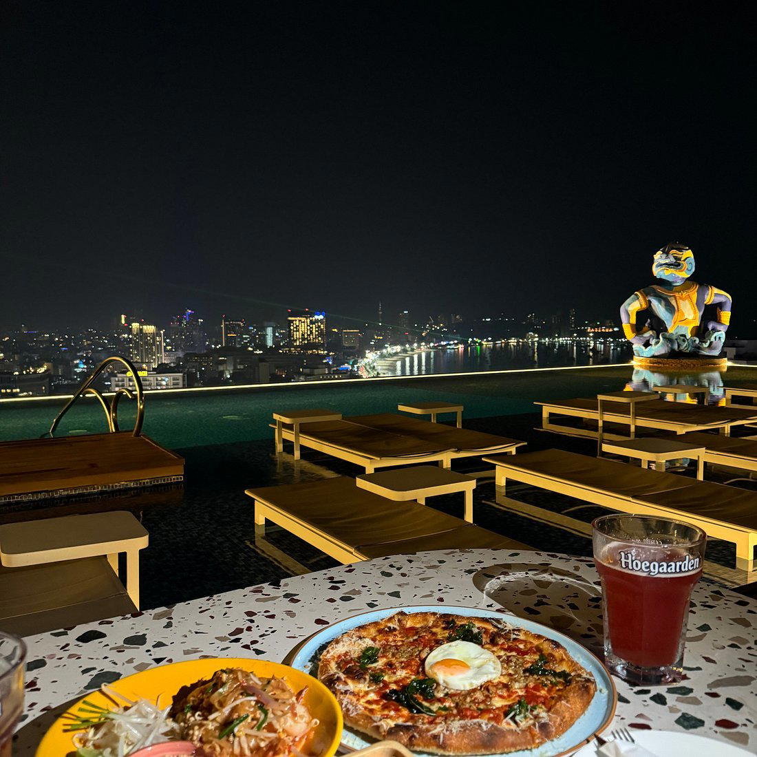 Skybar Summer Club bar in Pattaya
