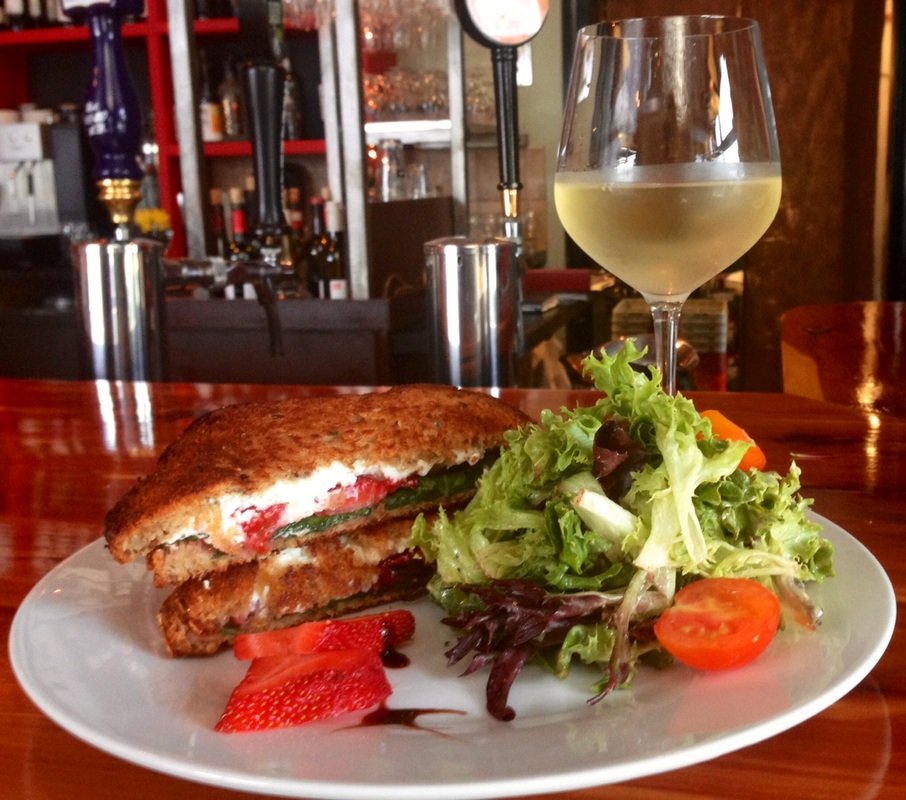 Dish Bistro & Wine Bar, Bar in Mahopac