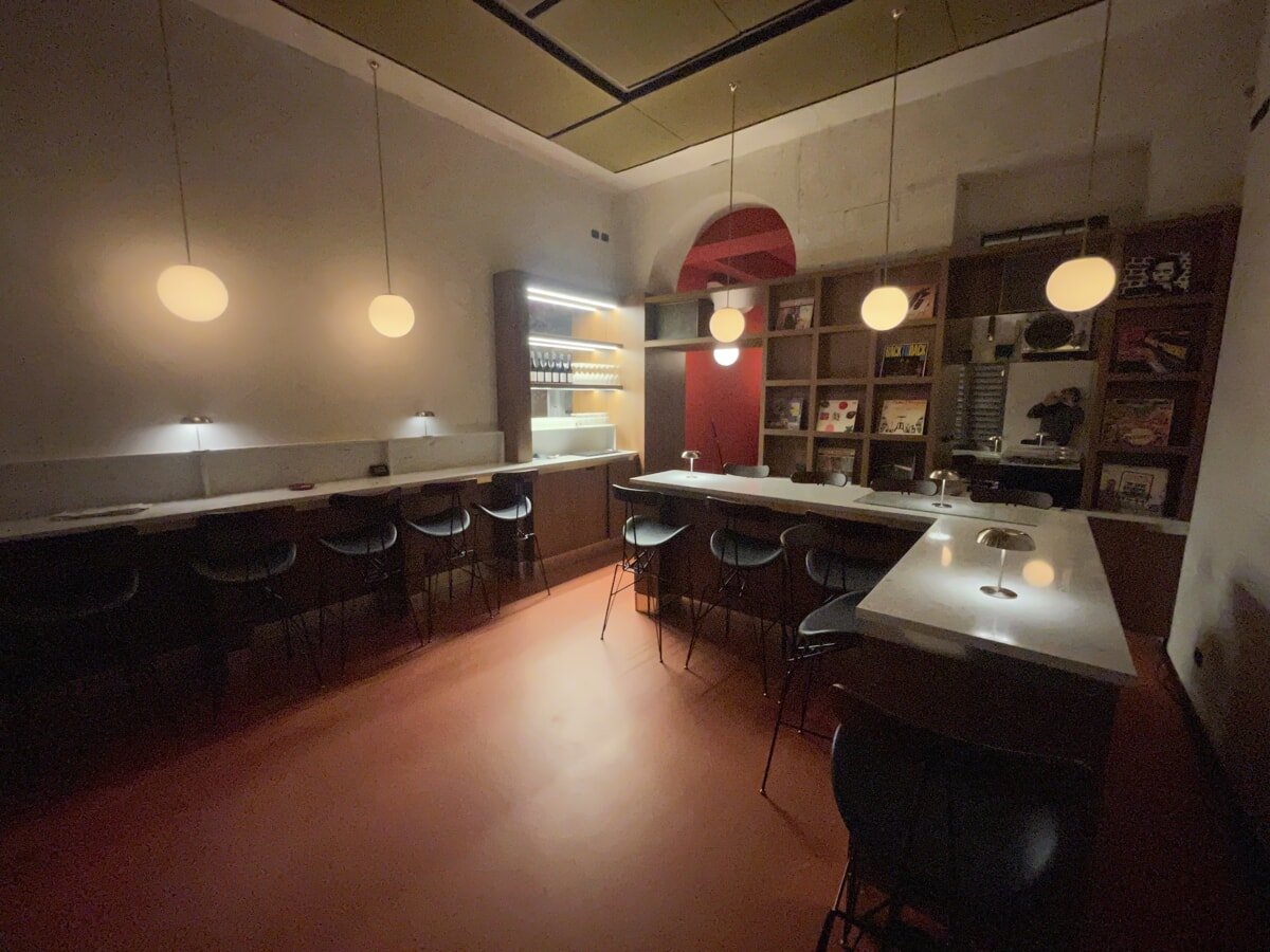Dexter Soundbites, Bar in Milan