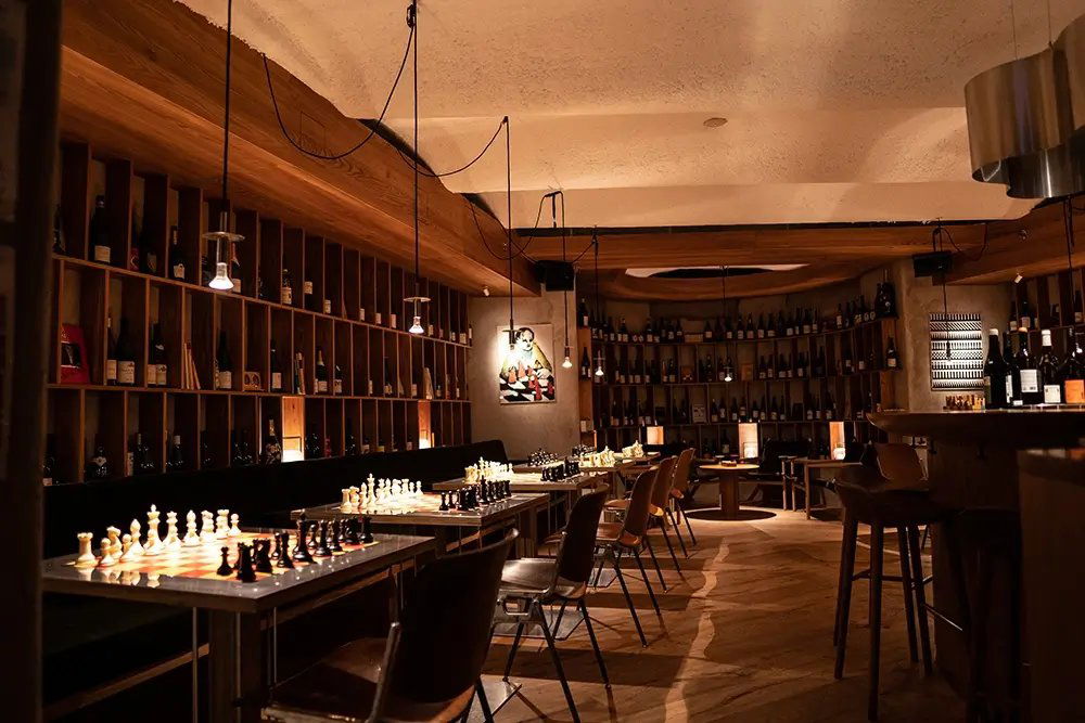 Svarta Hästen Schack & Vin, Bar in Biblioteksgatan 21 11146 Gro Raum Stockholm
