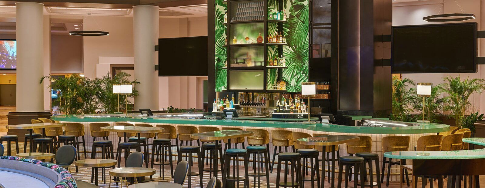 Phins, Bar in Bay Lake