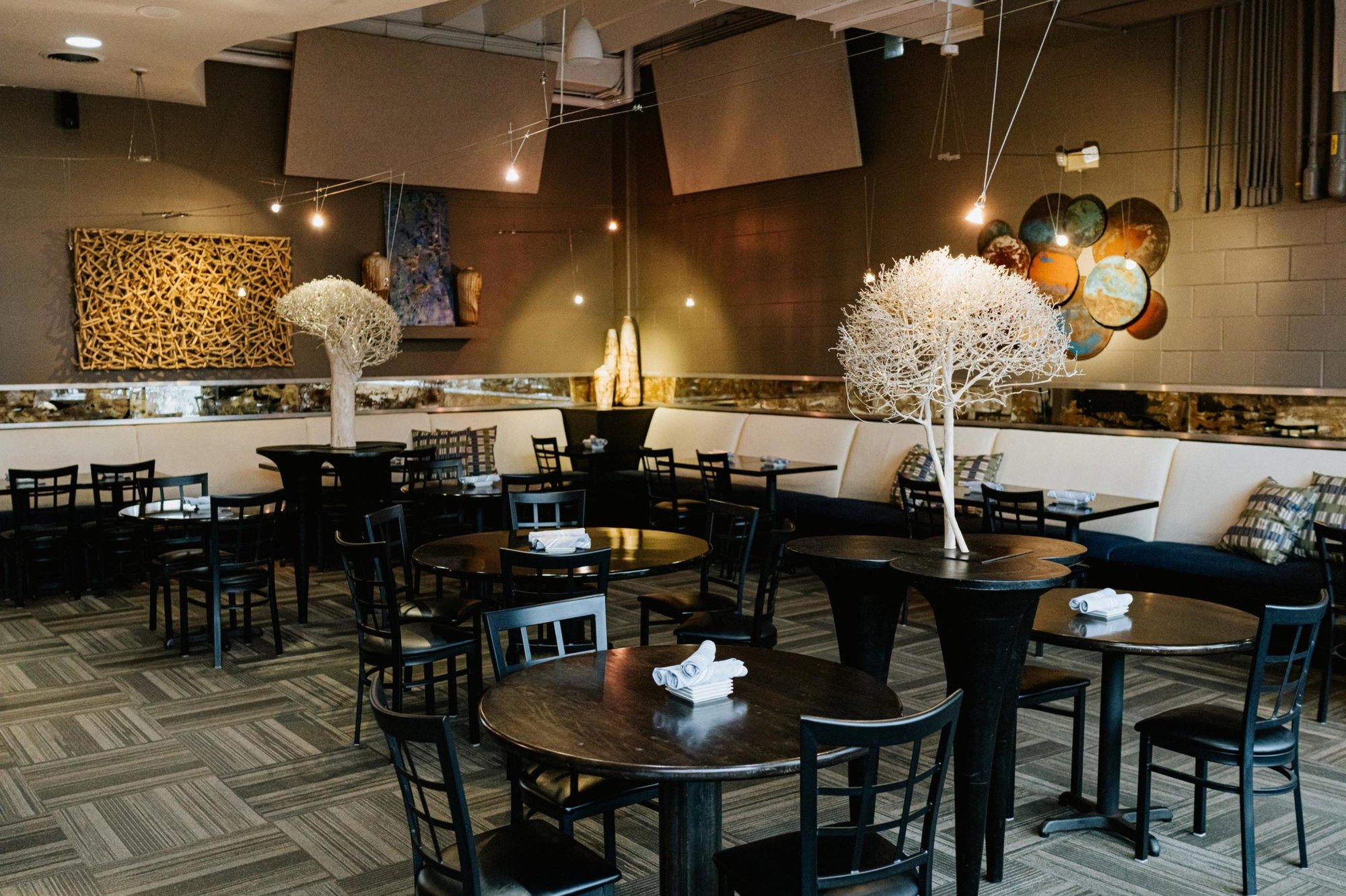 1618 West Seafood Grille bar in Greensboro, United States