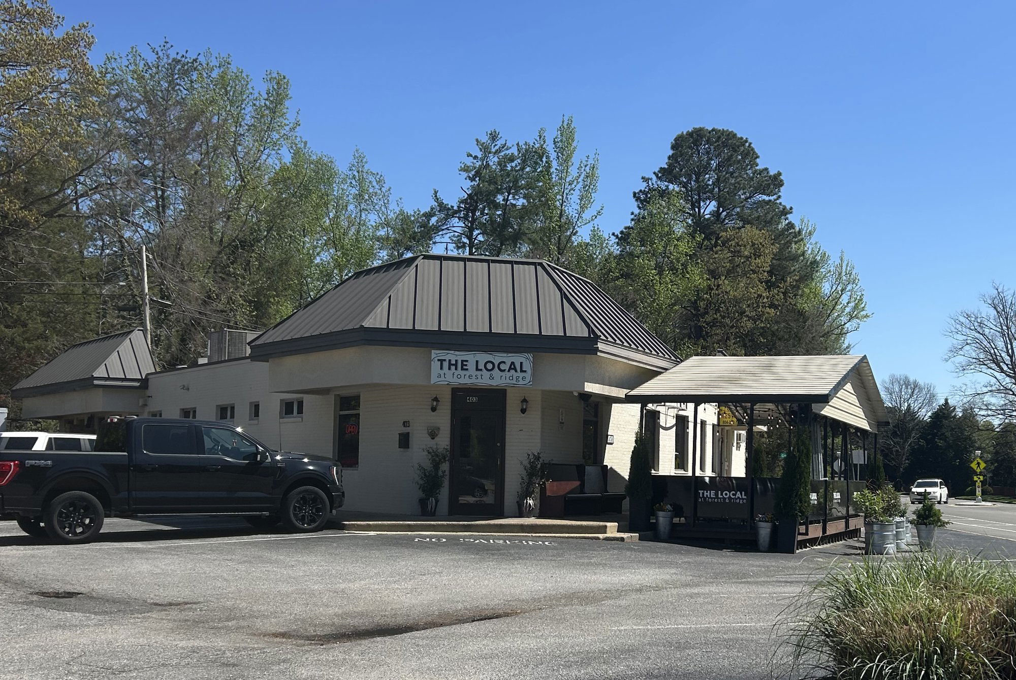 The Local at Forest & Ridge, Bar in Henrico