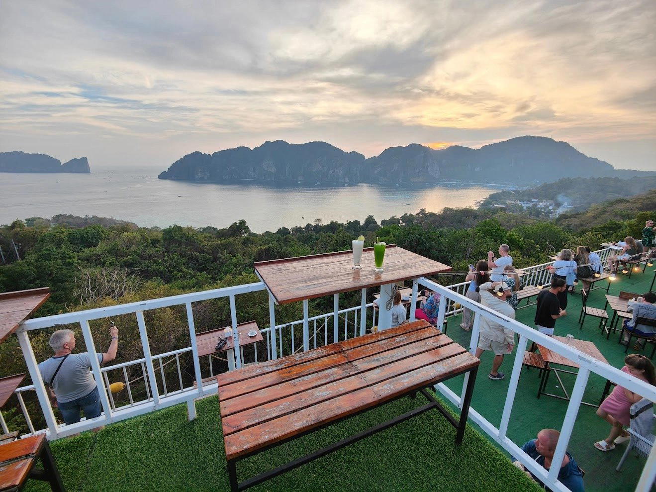Edgewater Bar & Grill, Phi Phi, Thailand