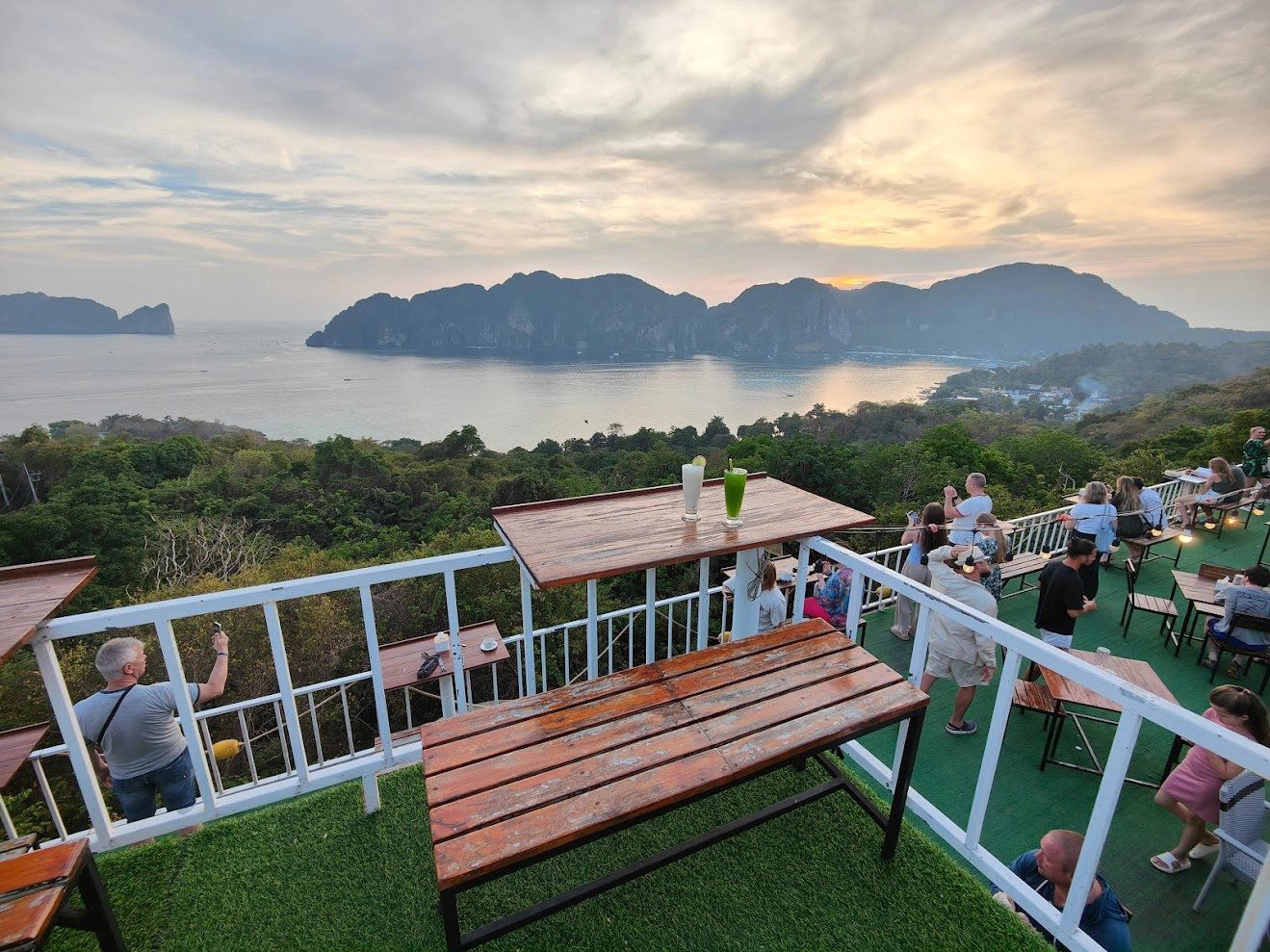 Edgewater Bar & Grill, Bar in Phi Phi