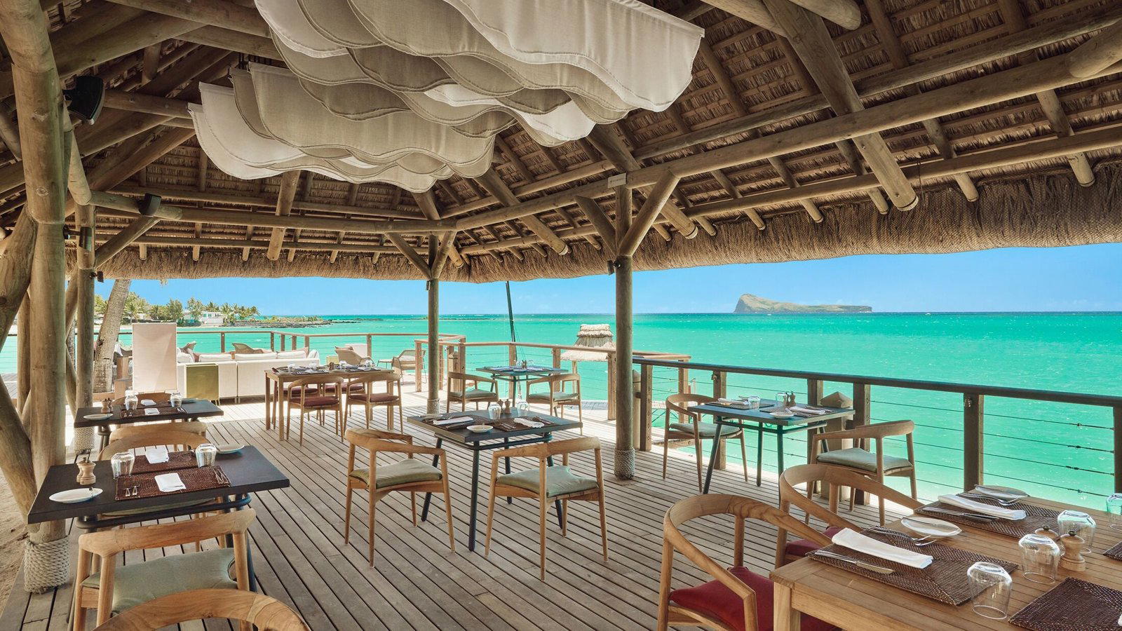 Peninsula Bar bar in Anse La Raie