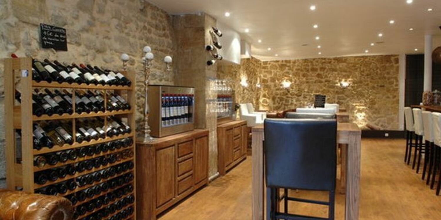 Aux Quatre Coins du Vin bar in Bordeaux, France