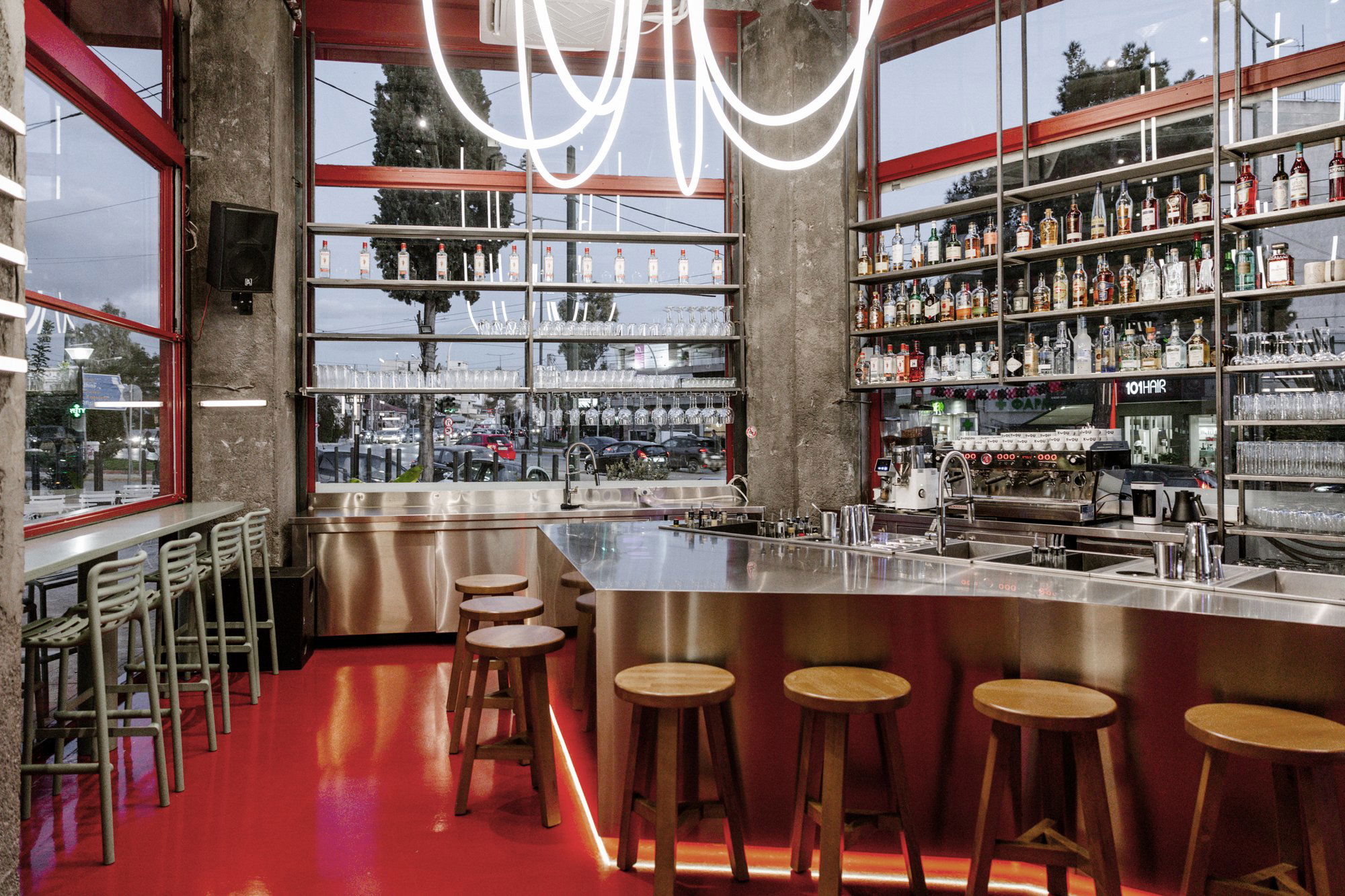 The Bipolar Bar, Bar in N Psihiko