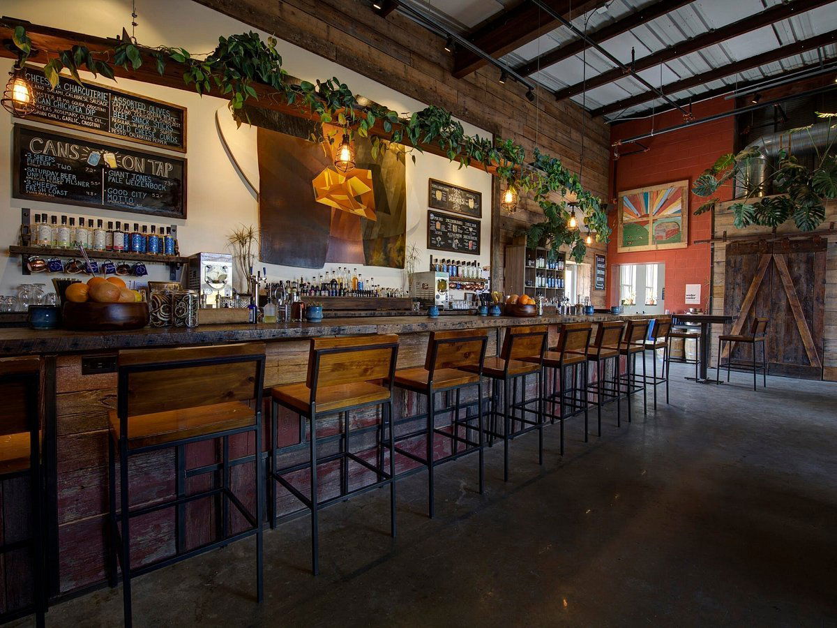 State Line Distillery, Bar in Madison