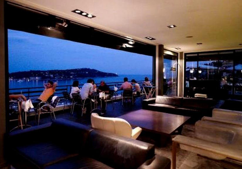 Le Versailles bar in Nice