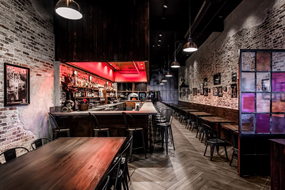 Double Zero Pie & Pub bar in Paradise, United States