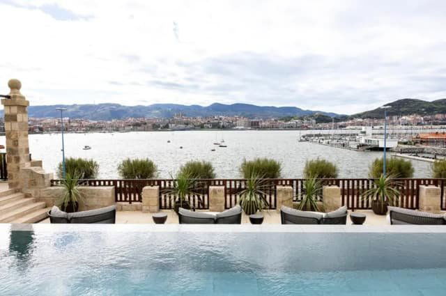 Ria Pool Bar, Bar in Bilbao