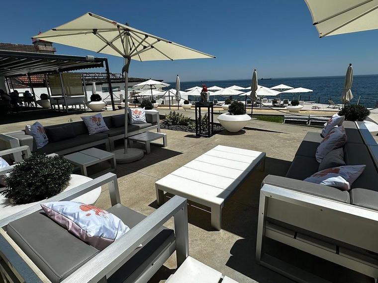 Bar on the Rocks, Cascais, Portugal