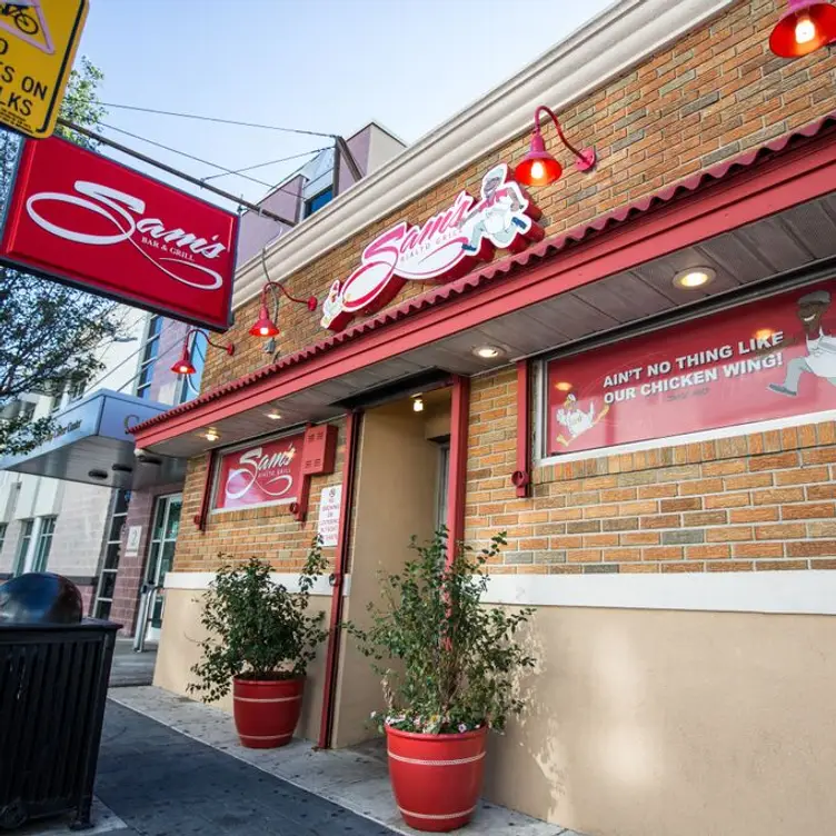 Sam's Rialto Bar & Grill bar in Pleasantville, United States