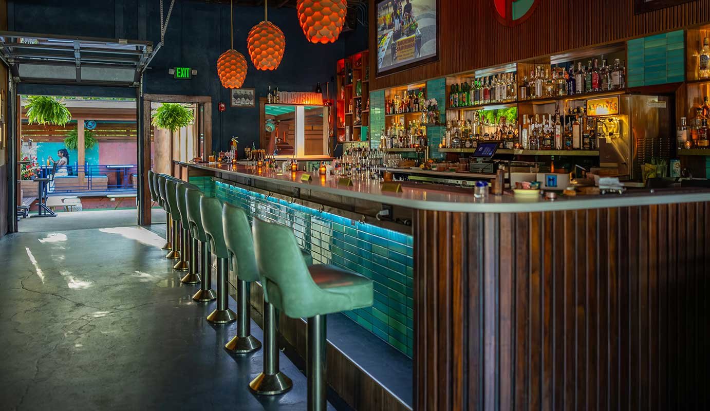 Pearl Diver, Bar in Nashville