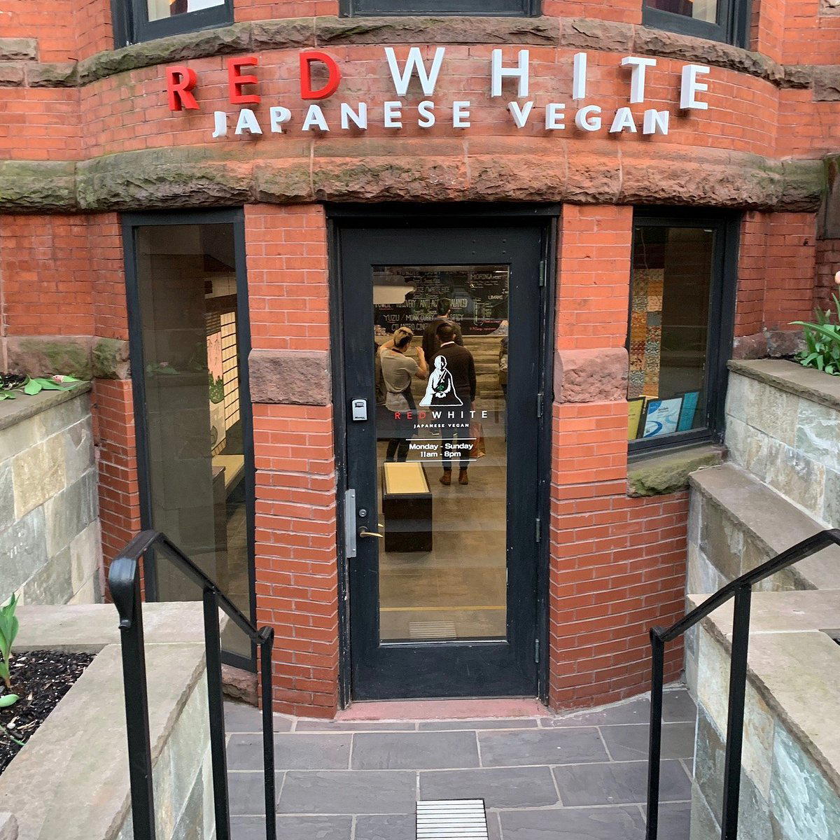 REDWHITE BONELESS RAMEN bar in Boston, United States