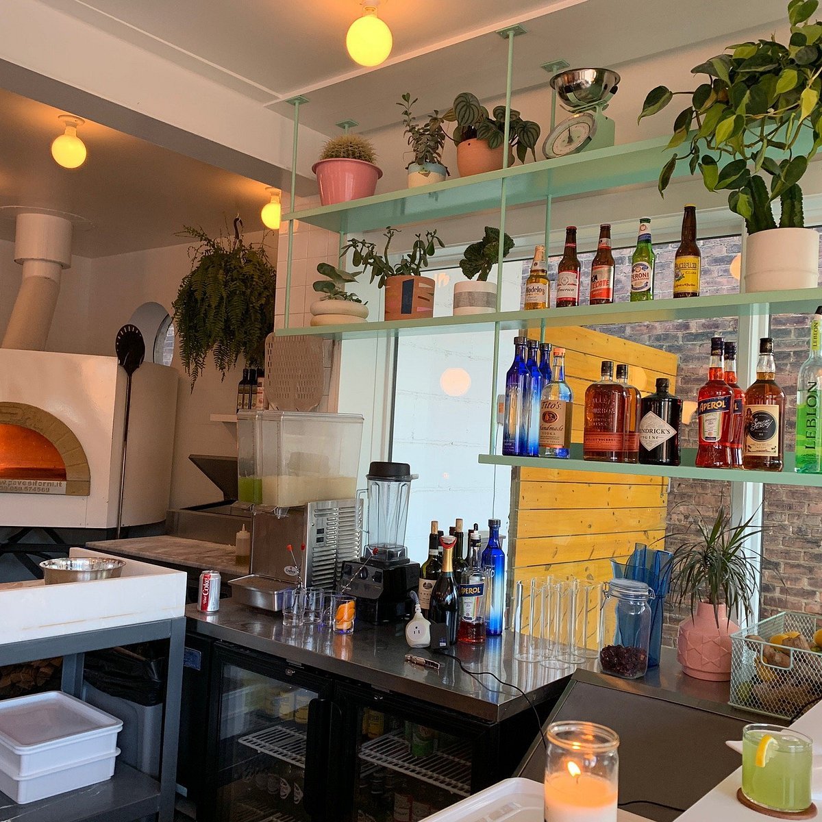 Harlow's Pizza bar in Lakewood, United States