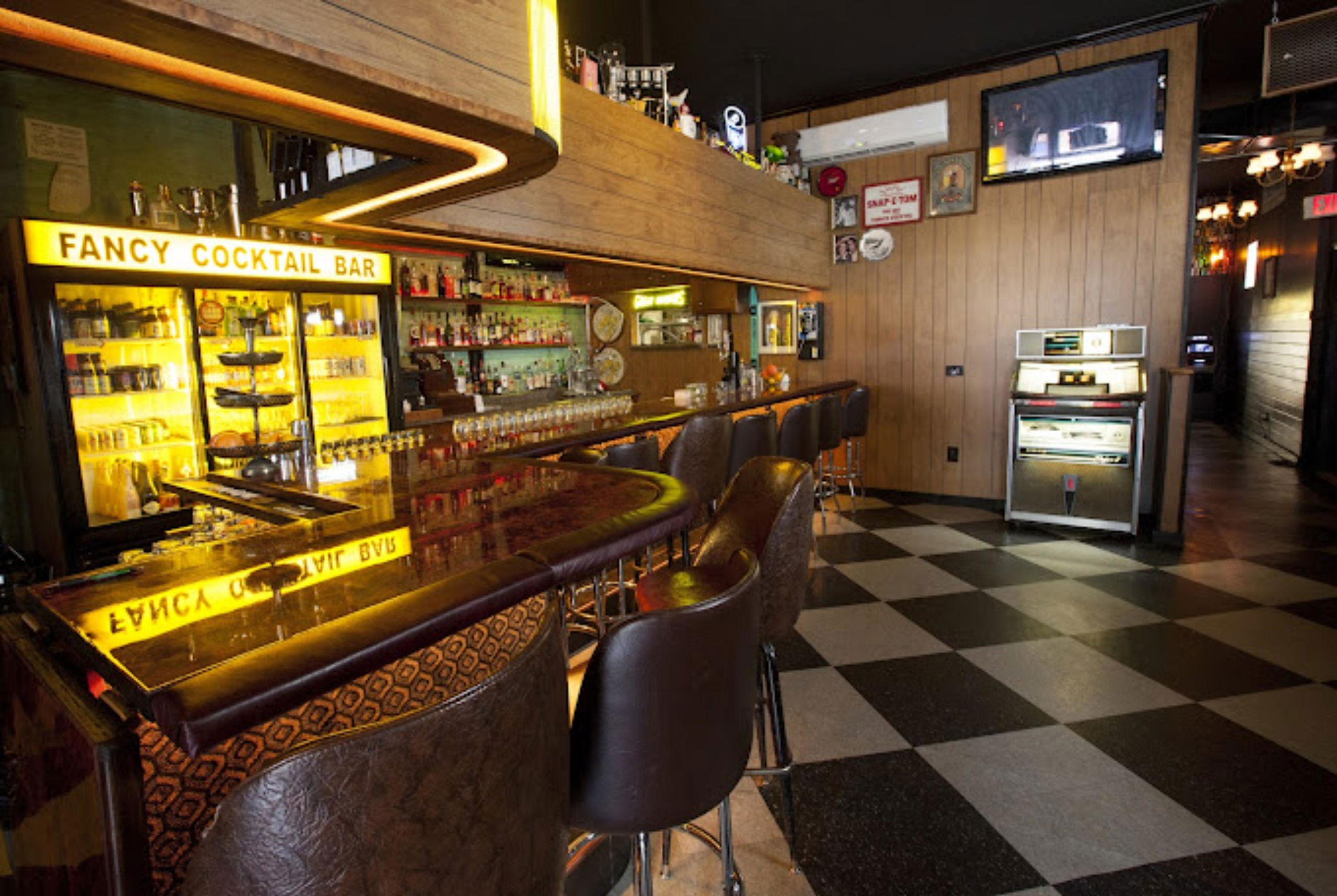 Best Intentions, Bar in Chicago