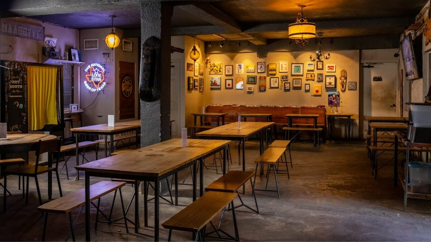Yellow Jacket Social Club, Bar in Austin