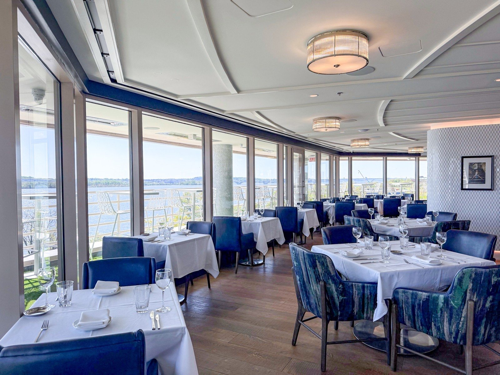 Jula's on the Potomac bar in Alexandria, United States