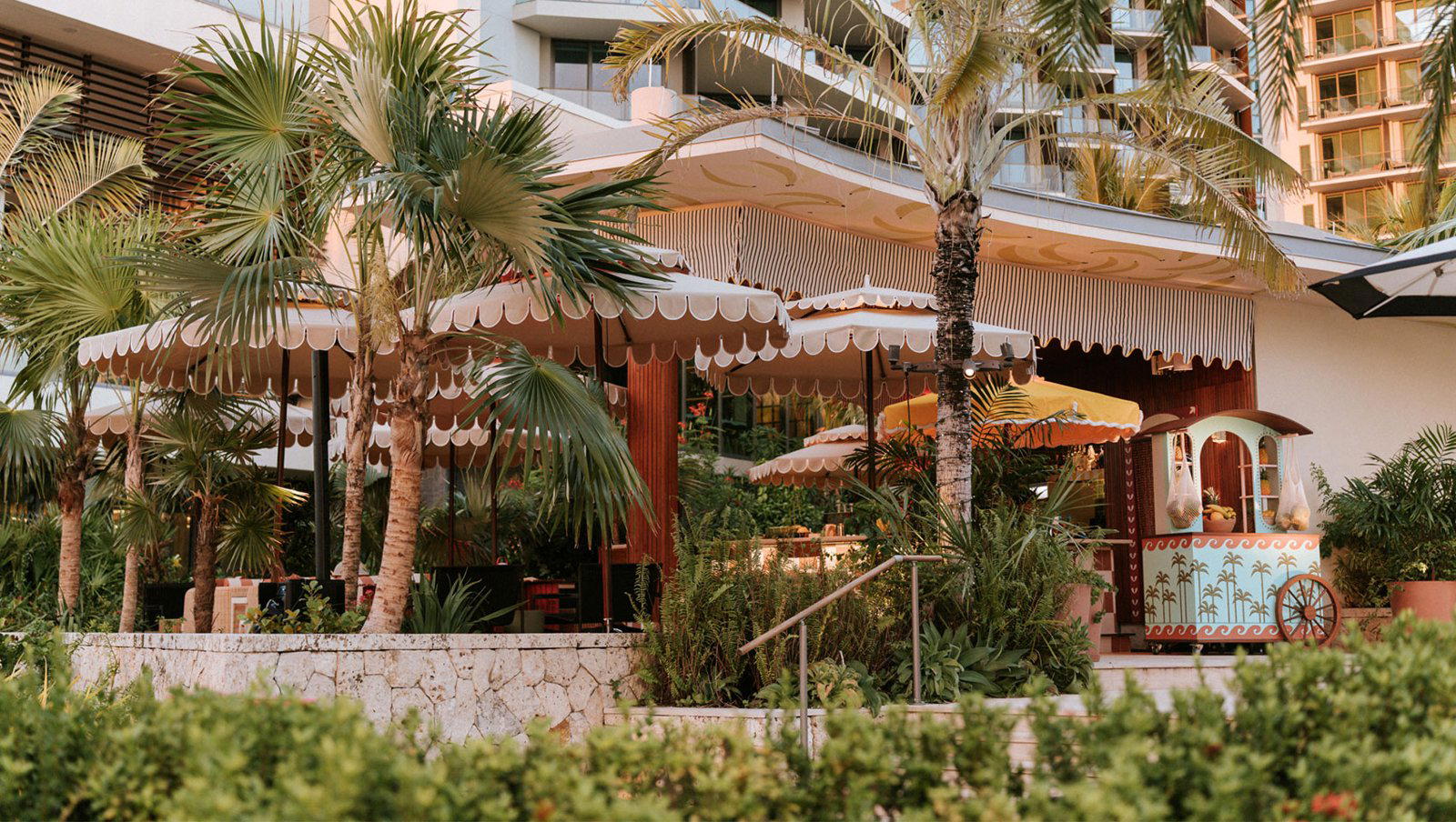 Nana Cabana bar in Seven Mile Beach
