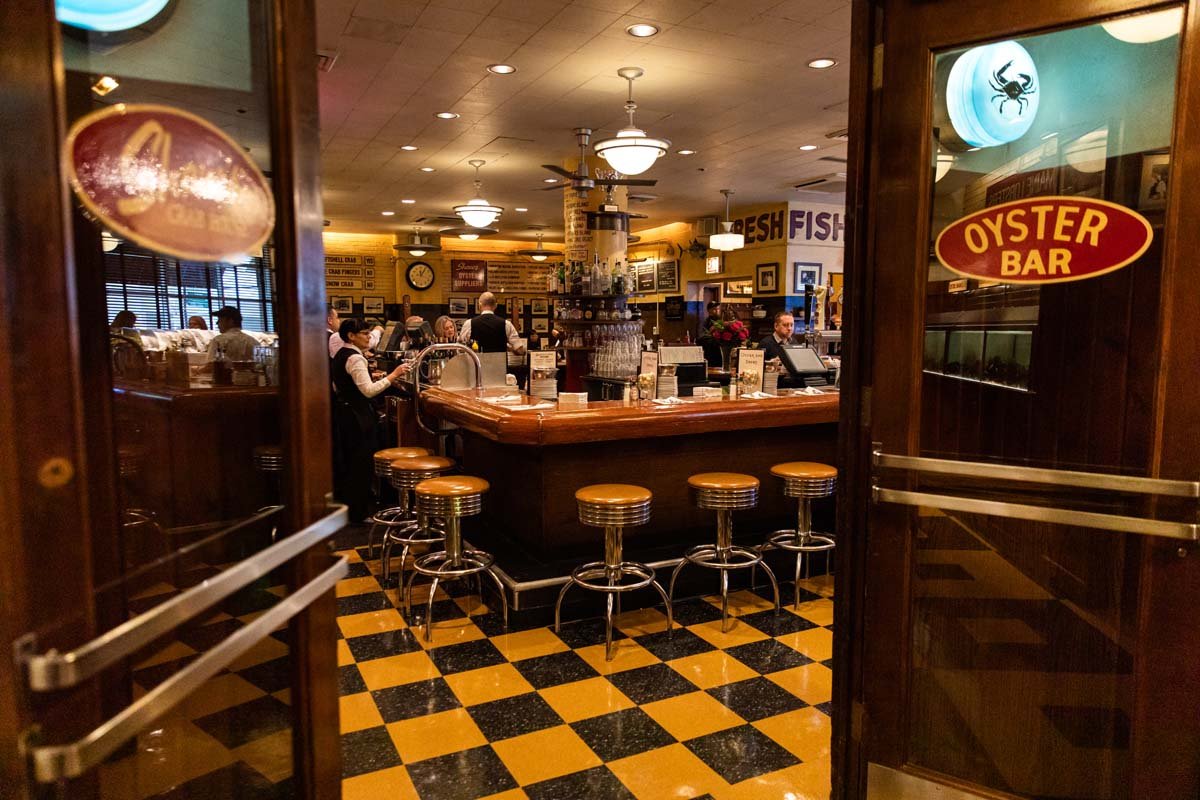 Shaw's Crab House bar in Chicago, United States