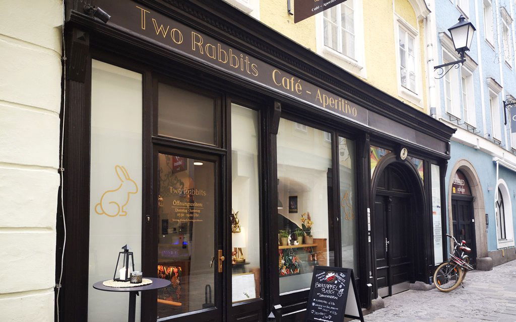 Two Rabbits, Bar in Linz