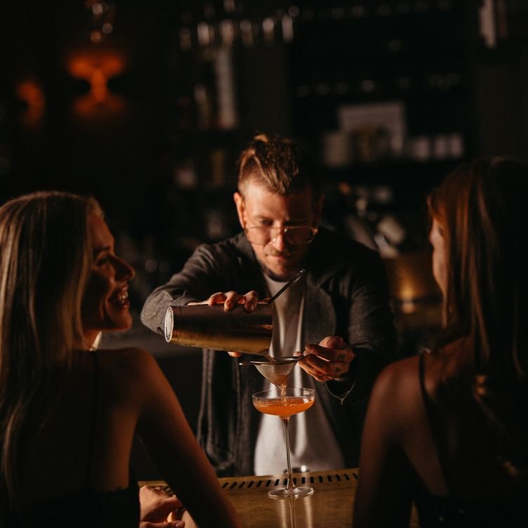 Marcus Lounge + Night Bar, Bar in Montréal