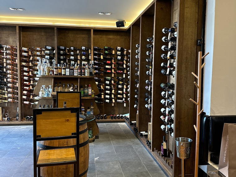 The Wine Spot Bar - Beers, Spirits & Sake, San José del Cabo, Mexico