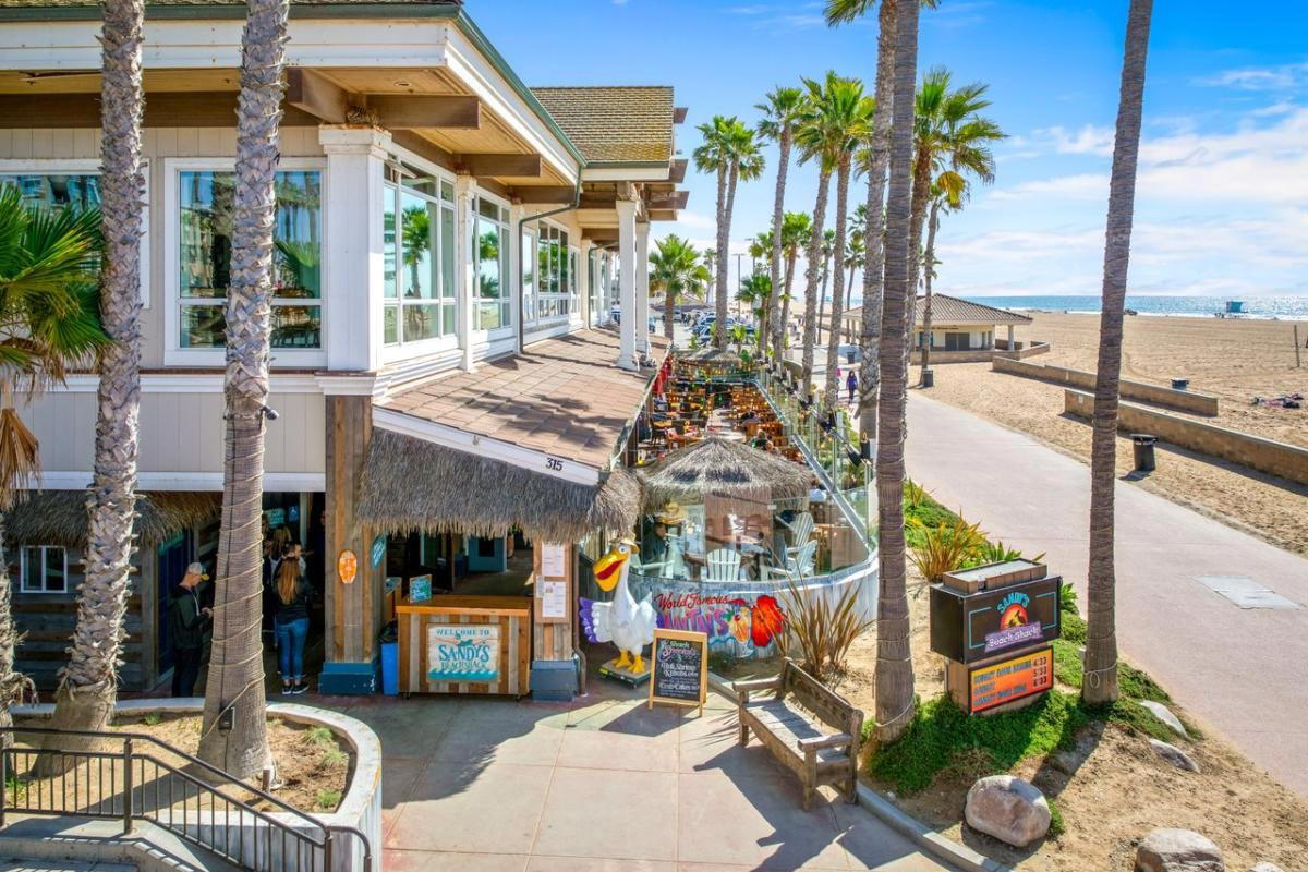 Sandy's Beach Shack restaurant in Huntington Beach, United States