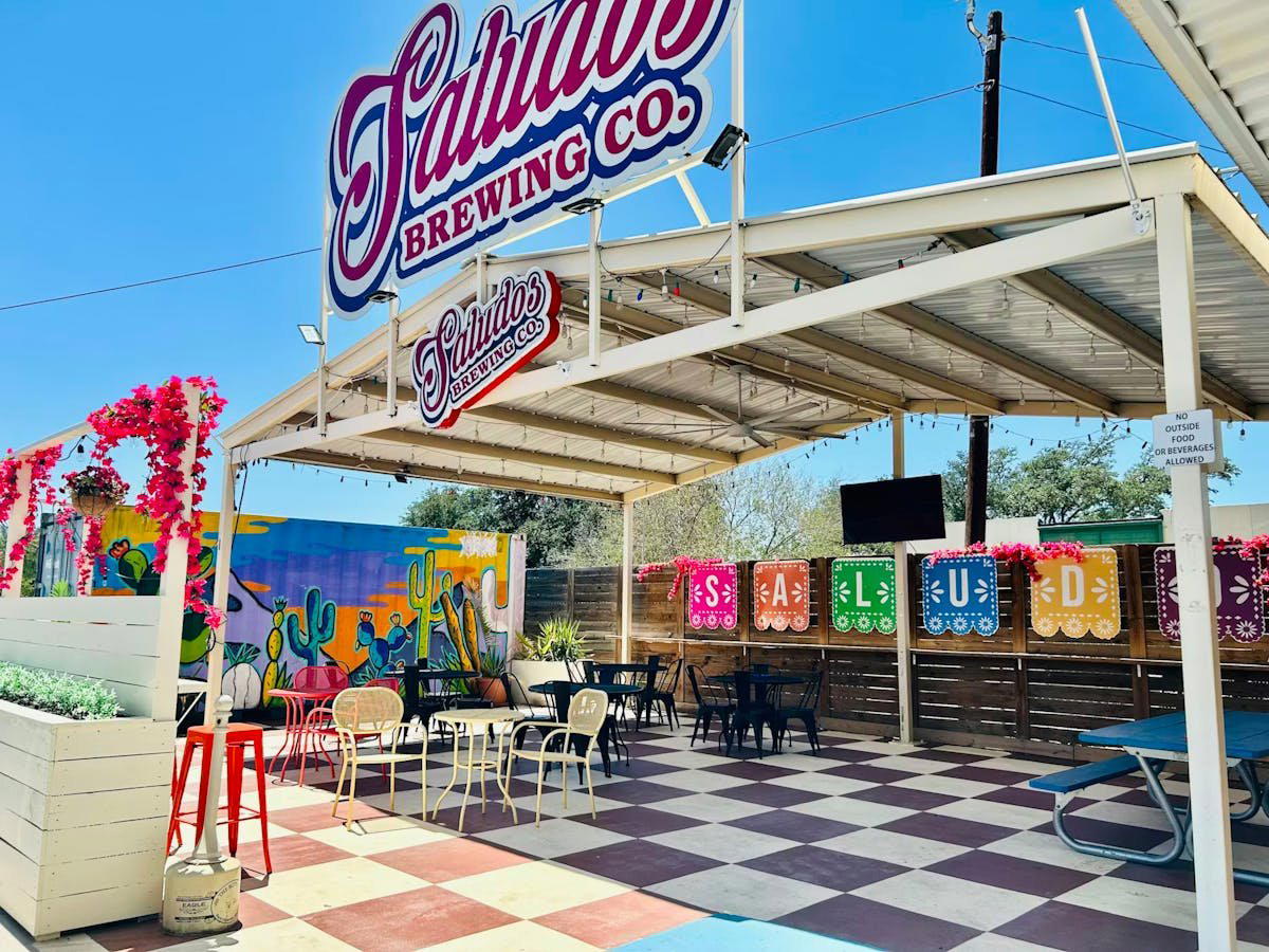 Saludos Brewing Co. bar in Laredo
