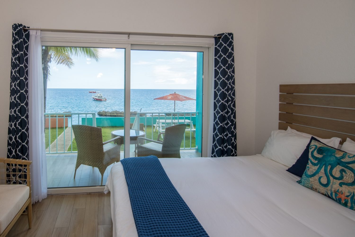 Sunset House, Grand Cayman's Hotel for Divers, by Divers bar in George Town, Cayman Islands