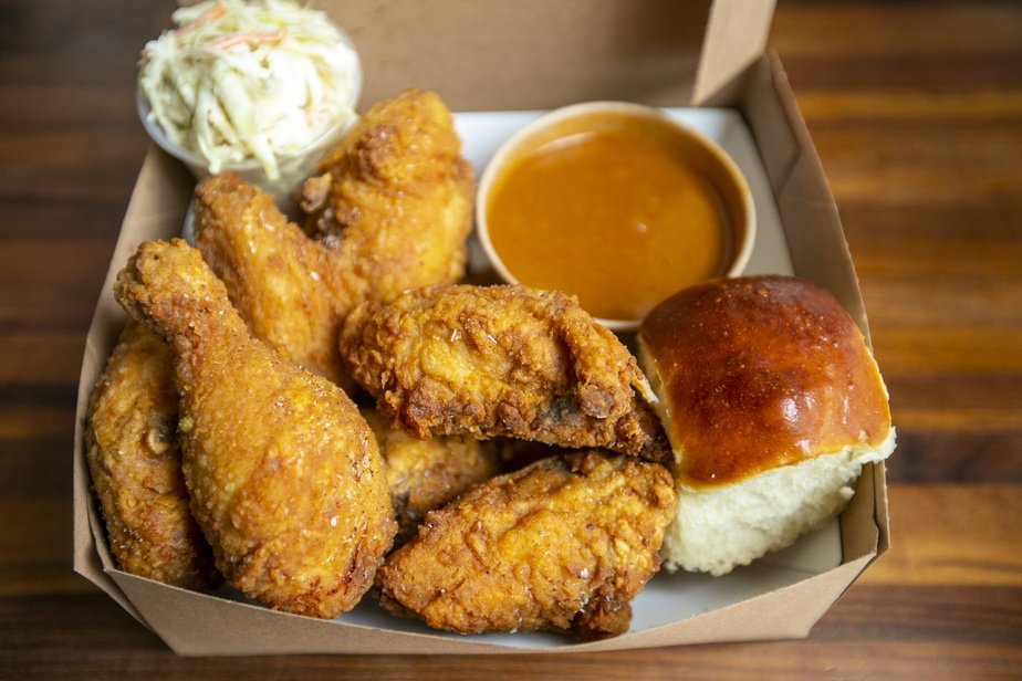 CASGRAIN BBQ - Poulet Frit au Levain - Vin Nature Livraison - Takeout, Bar in Montréal