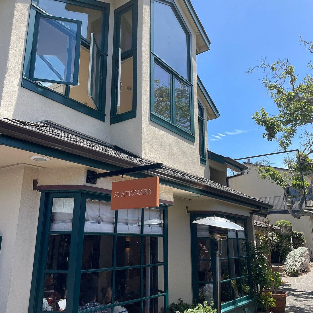 Stationæry, Bar in Carmel-by-the-Sea