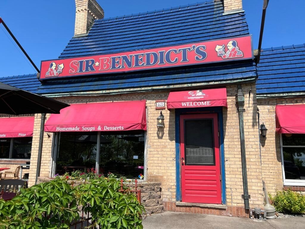 Sir Benedicts Tavern on the Lake bar in Duluth, United States